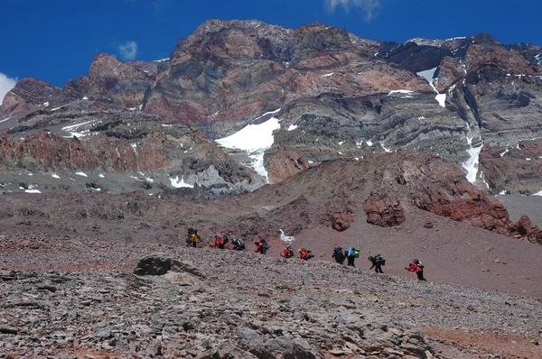 Wandelaars op hun weg naar aconcagua berg Rechtenvrije Stockfoto's