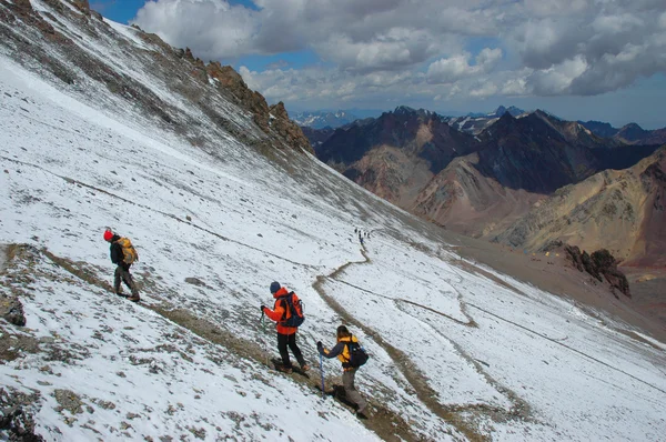 Wandelaars op hun weg naar aconcagua Stockafbeelding