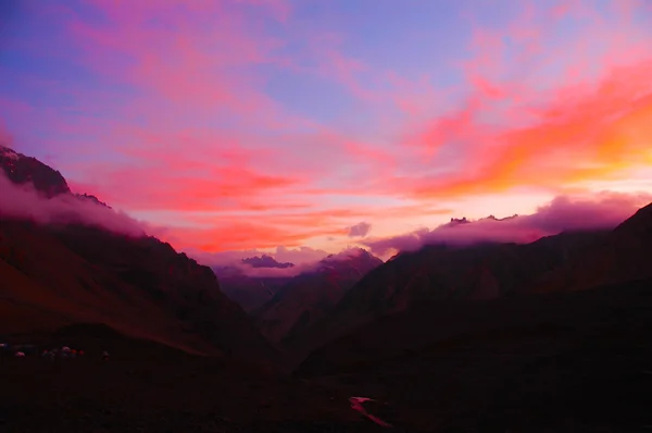 Majesteettinen auringonlasku Aconcaguan kansallispuistossa — kuvapankkivalokuva