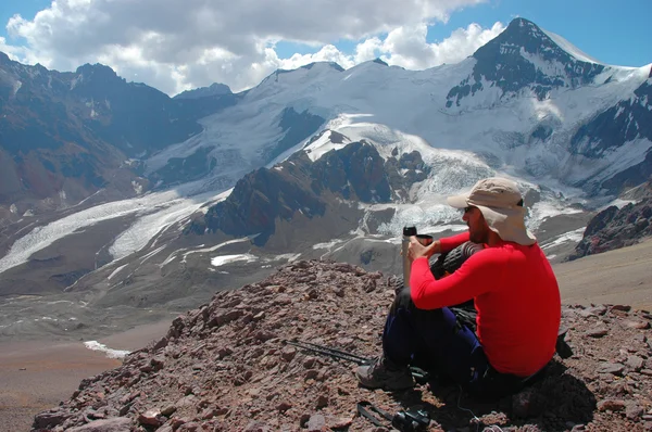 Montañero mirando a la vista en Andes —  Fotos de Stock