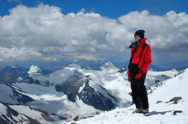 登山运动员看安第斯山脉中的视图 — 图库照片
