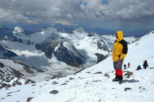 Andes görünümünde bakarak dağcı — Stok fotoğraf