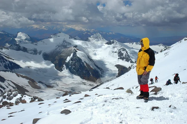 andes görünümünde bakarak dağcı