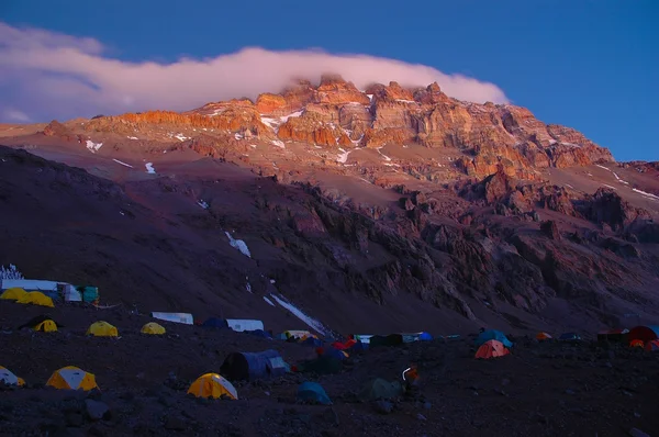 Caminantes camino al Aconcagua — Foto de Stock