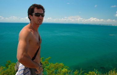 denize bakarak yakışıklı genç