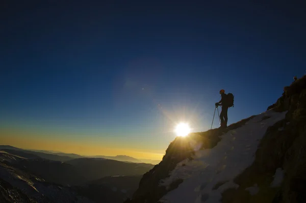 Un hombre disfrutando de la vista en las montañas durante el ascenso — Foto de Stock