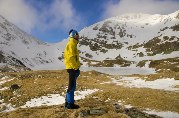 A man enjoying the view in mountains during ascent — Stock Photo, Image