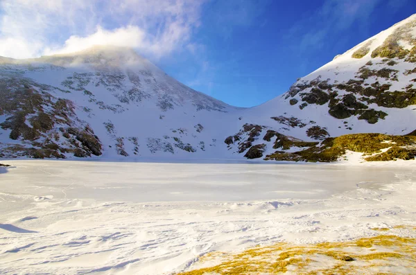 Escursioni in montagna rocciosa — Foto Stock