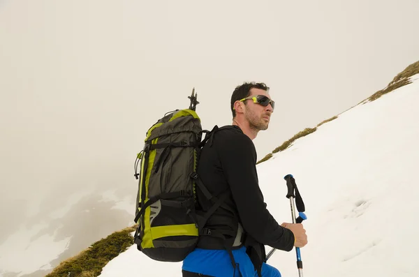 Un uomo che si gode la vista sulle montagne durante l'ascesa — Foto Stock