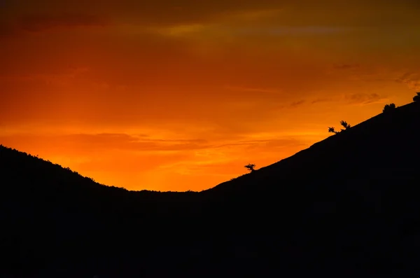 Gouden zonsondergang op bergen — Stockfoto