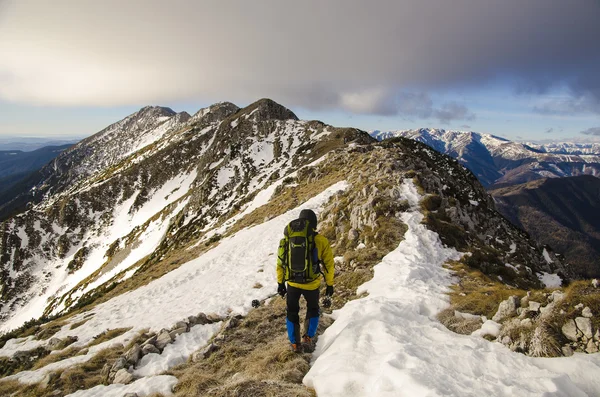 Trekking em montanhas romenas — Fotografia de Stock