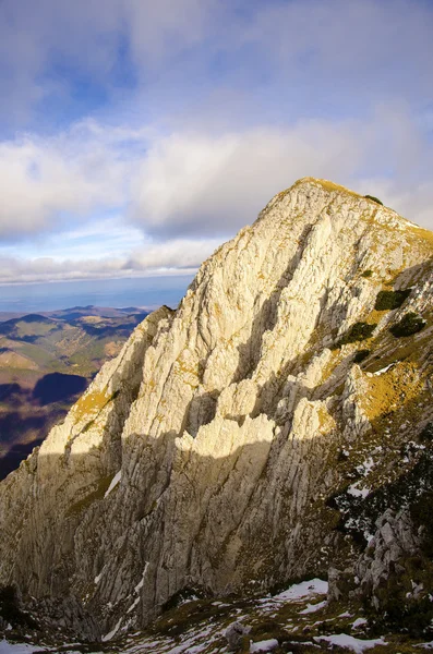 崖の上のハイキング — ストック写真