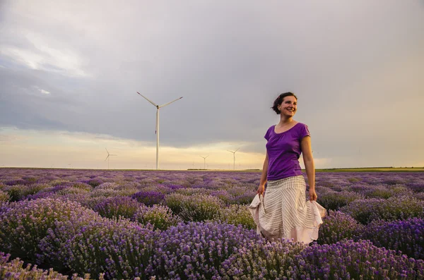 Flicka i en lavendel fält. — Stockfoto