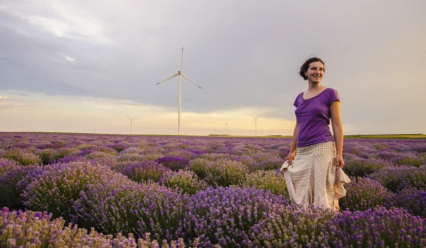 Flicka i en lavendel fält. — Stockfoto