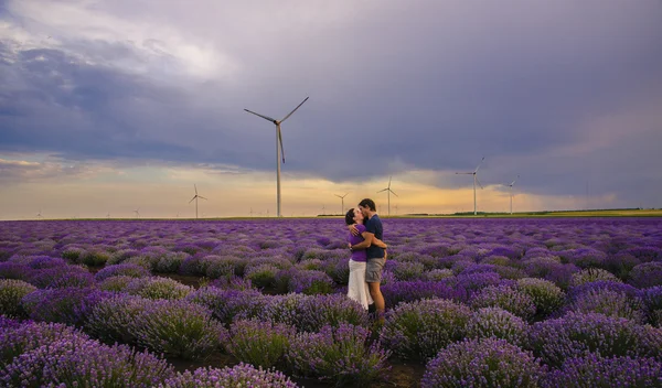 Romantiska unga par vid solnedgången i lavendel fält — Stockfoto