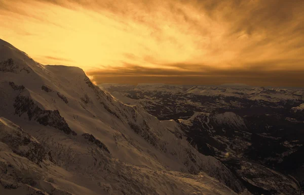 Alperna sunset panorama på cosmique hut — Stockfoto