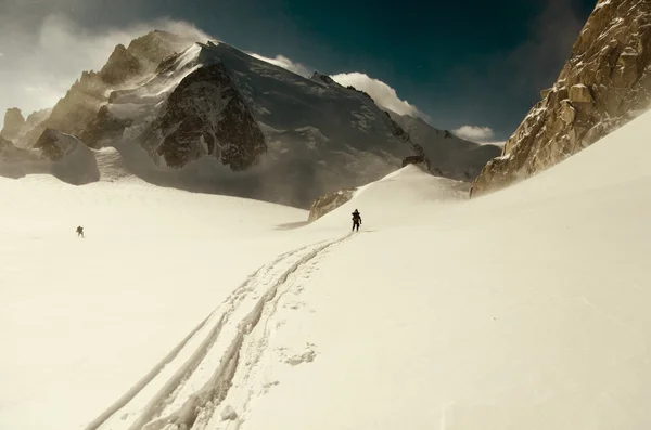 Ski touring w aiguille du midi, chamonix, Francja — Zdjęcie stockowe