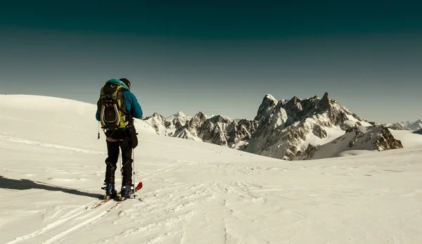 Skitochten in de Alpen Rechtenvrije Stockafbeeldingen