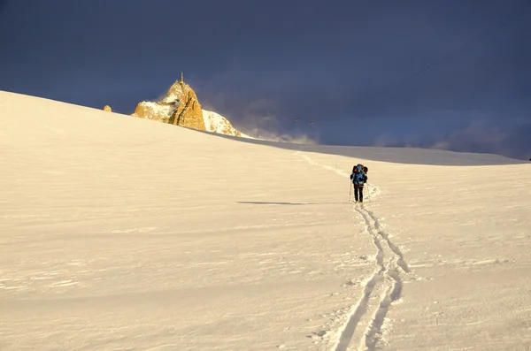 Senderismo de invierno en los Alpes — Foto de Stock