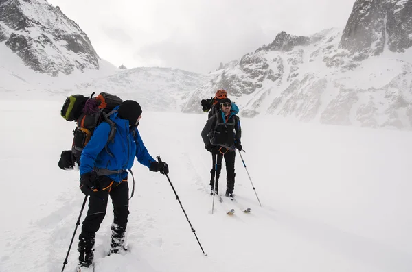 Senderismo de invierno en los Alpes —  Fotos de Stock