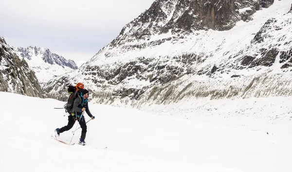 Senderismo de invierno en los Alpes — Foto de Stock