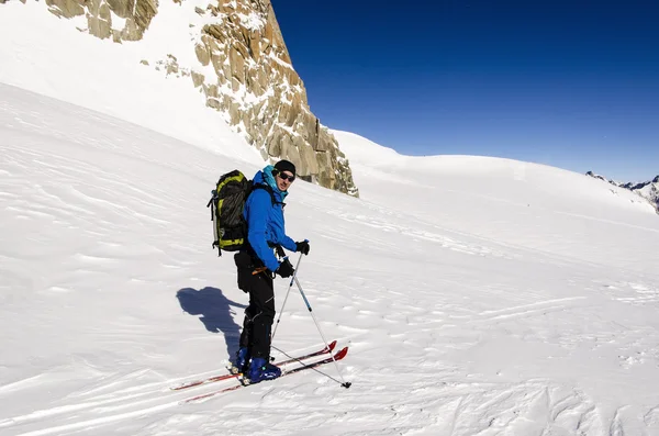 Turismo de esqui em Alpes — Fotografia de Stock