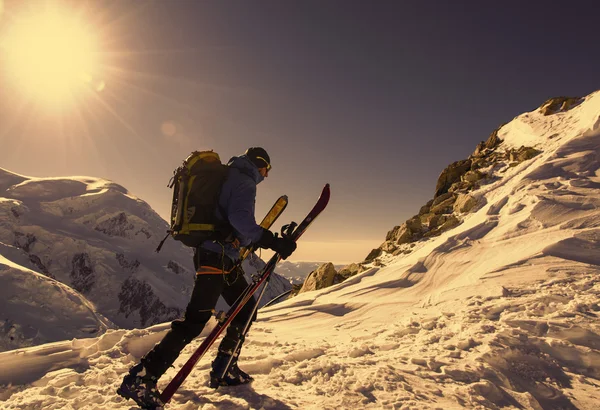 Skitochten in de Alpen — Stockfoto