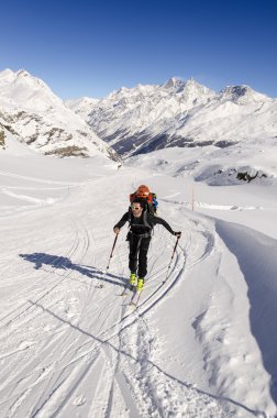 İsviçre Alpleri'nde kayakçı touring