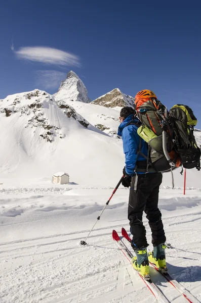 Esquiador mirando montañas cubiertas de nieve —  Fotos de Stock