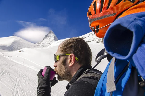 Mountaneer bere il tè dal thermos — Foto Stock