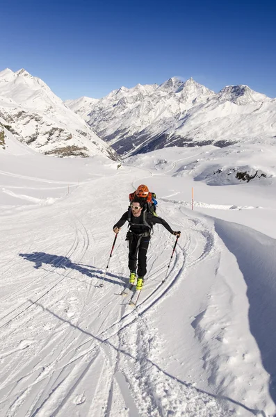 Sciatore turistico nelle Alpi svizzere — Foto Stock