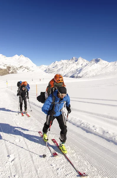 Turismo alpino en los Alpes suizos — Foto de Stock