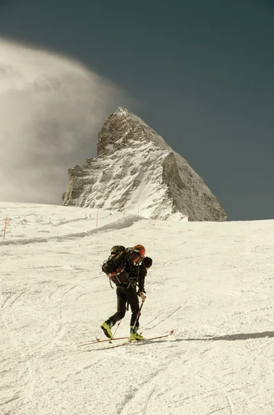 Zwiedzanie narciarz w szwajcarskich Alpach — Zdjęcie stockowe