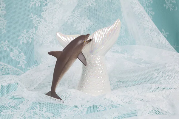 Ein Schillernder Meerjungfrauen Schwanz Mit Einem Delphin Plastikspielzeug Darauf Und — Stockfoto
