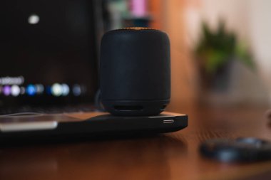 Ahşap bir arka planda ahşap bir ayakta akıllı hoparlör