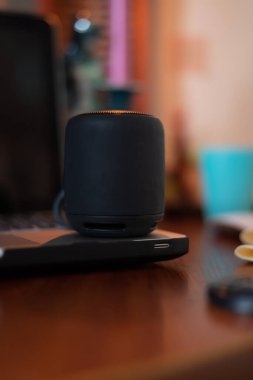 Ahşap bir arka planda ahşap bir ayakta akıllı hoparlör