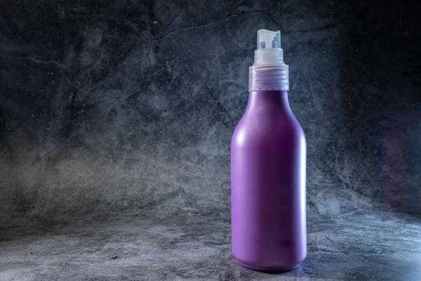 Bouteille en plastique violet de nettoyage chimique sur fond gris — Photo