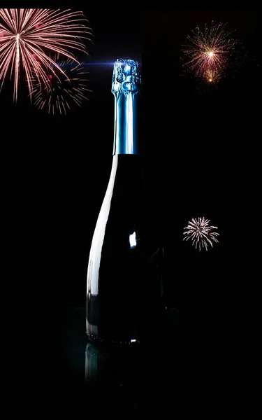 Botella de champán en un handicap negro con fuegos artificiales — Foto de Stock