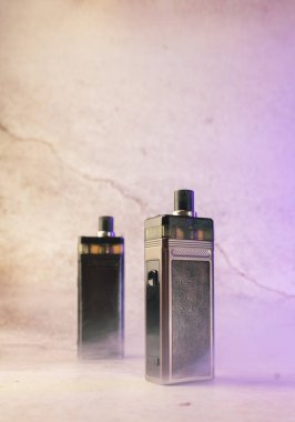 Gri arka planda iki adet elektronik sigara.