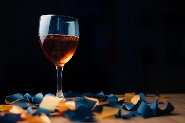 Copa de vino espumoso rojo sobre fondo negro con dulces — Foto de Stock
