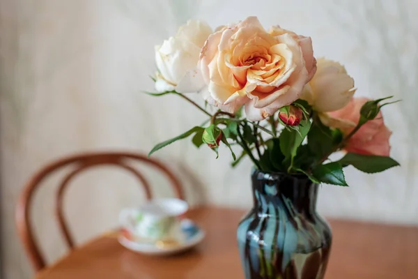 Фотографія Тему Красивих Букетів Троянд Вазі Дерев Яному Столі Фото — стокове фото