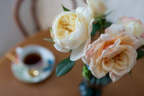 Fotografía Tema Hermosas Rosas Ramo Jarrón Sobre Mesa Madera Foto — Foto de Stock