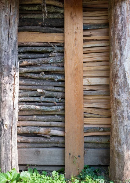 堆放在裂缝中的橡木原木的主题大墙摄影 照片由自然背景上的老橡木原木组成 橡木原木 来自有条纹的圆形年轮 尺寸各异 — 图库照片