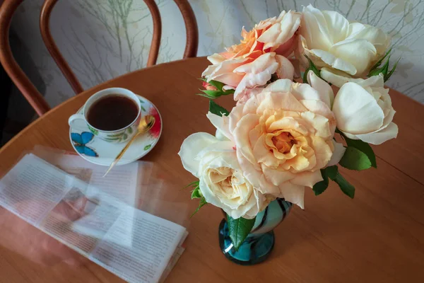 Fotografia Tema Belle Rose Bouquet Vaso Tavolo Legno Foto Composta — Foto Stock