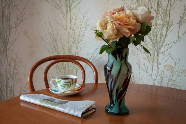 Photographie Thème Belles Roses Bouquet Dans Vase Sur Une Table — Photo