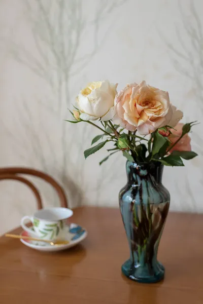Photographie Thème Belles Roses Bouquet Dans Vase Sur Une Table — Photo