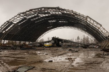 Gostomel, Ukrayna - Nisan. 03, 2022: Dünyanın en büyük uçağı, Ukrayna havaalanında Rus birlikleri tarafından yok edilen savaş, havaalanındaki imha uçağını küçük parçalara ayıran savaş, Ukrayna savaşı