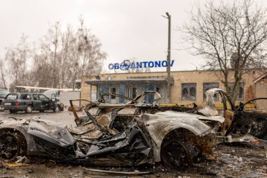 Gostomel, Ukrayna - Nisan. 03, 2022: Büyük Antonov fabrikası, Ukrayna havaalanında Rus birlikleri tarafından yok edilen savaş, Antonov 'un havaalanındaki fabrikasının yok edilmesiyle sonuçlanan savaş, Ukrayna-Antonov fabrikasındaki savaş