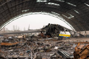 Gostomel, Ukrayna - Nisan. 03, 2022: Dünyanın en büyük uçağı, Ukrayna havaalanında Rus birlikleri tarafından yok edilen savaş, havaalanındaki imha uçağını küçük parçalara ayıran savaş, Ukrayna savaşı