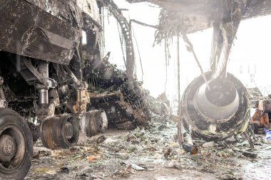 Gostomel, Ukrayna - Nisan. 03, 2022: Dünyanın en büyük uçağı, Ukrayna havaalanında Rus birlikleri tarafından yok edilen savaş, havaalanındaki imha uçağını küçük parçalara ayıran savaş, Ukrayna savaşı